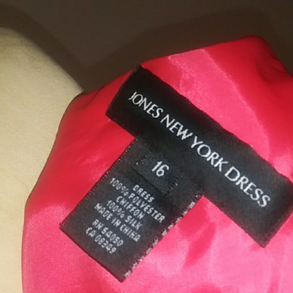 A dress - Picture 3 of 3